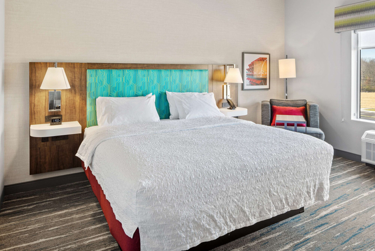 Bedroom 4, Hampton Inn & Suites Cincinnati West, Hamilton