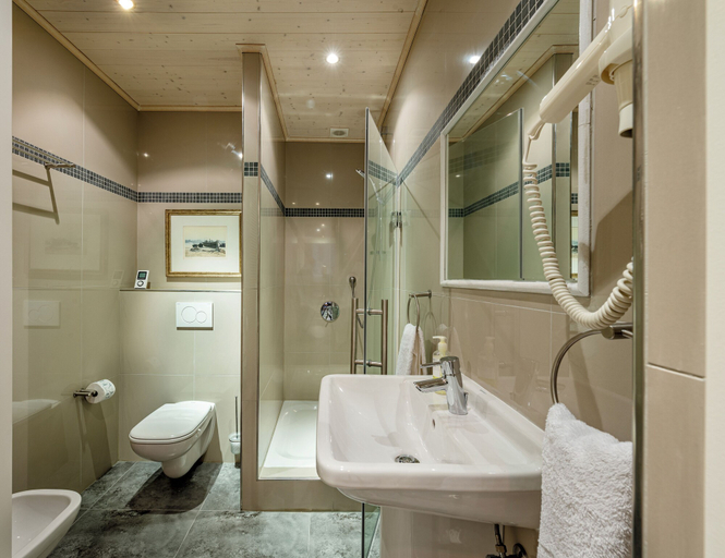 Bathroom 4, UniqueStay Lutomburg 5, City of Cape Town