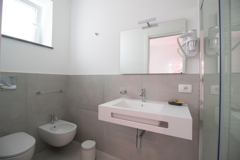 Bathroom 5, Hotel Arte Mare, Trapani