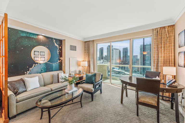 Others 4, Premium Suite w/balcony at The Signature, Clark