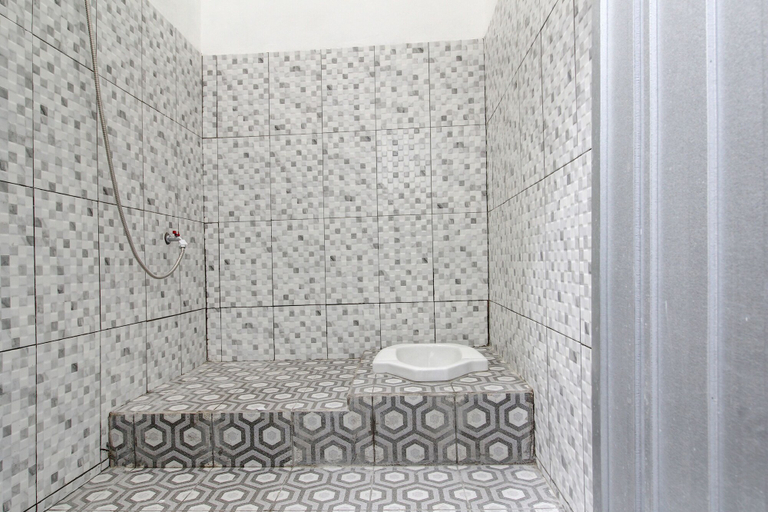 Bathroom, Hotel O Alif House Syariah 2, Kediri