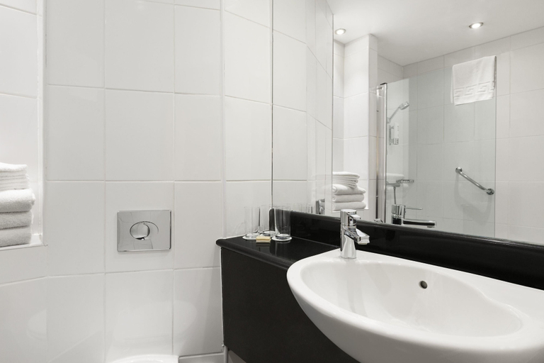 Bathroom 4, Ramada Hounslow - Heathrow East, London
