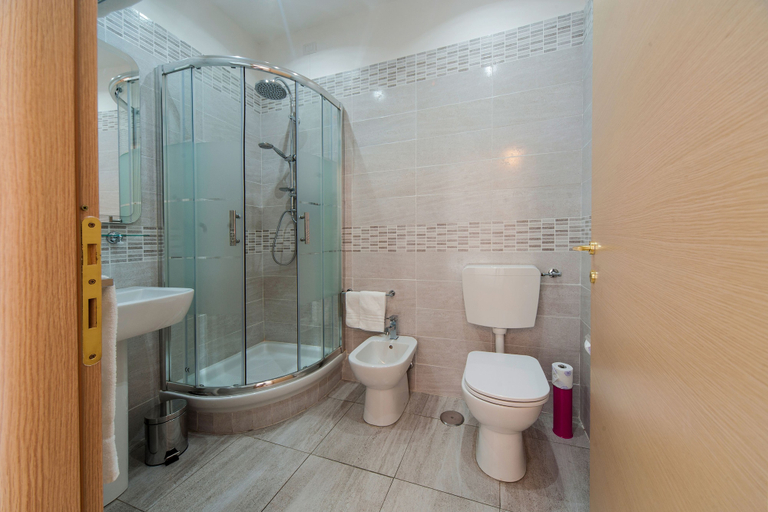 Bathroom 5, La Porta del Paradiso, Florence