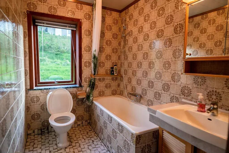 Bathroom, 3 Bedroom Apartment / Great Sea View / Quiet, Tórshavn