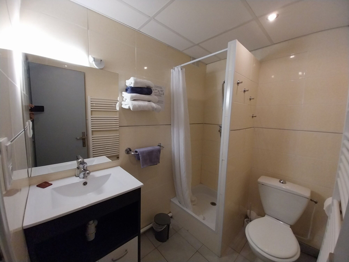 Bathroom 3, Oustalet, Pyrénées-Orientales