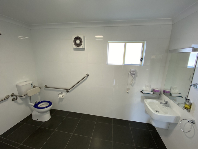 Bathroom 5, The Leeton Heritage Motor Inn, Leeton