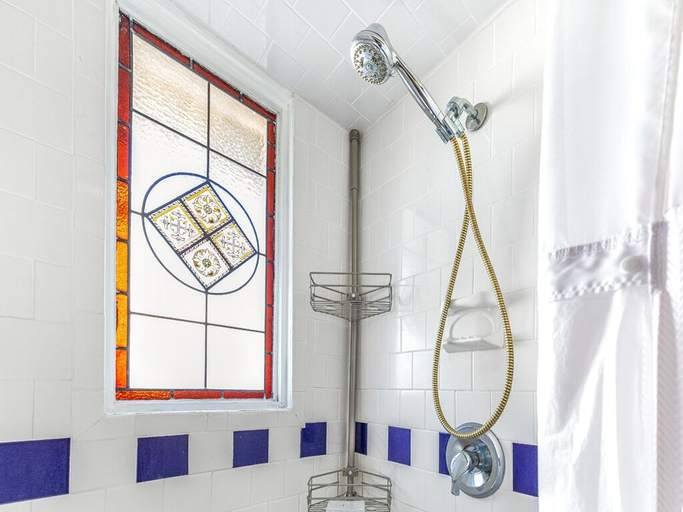Bathroom, Sunburst Cottage, Chatham