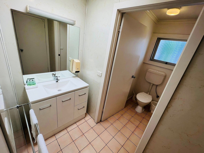 Bathroom 3, Horsham Motel, Horsham - Central