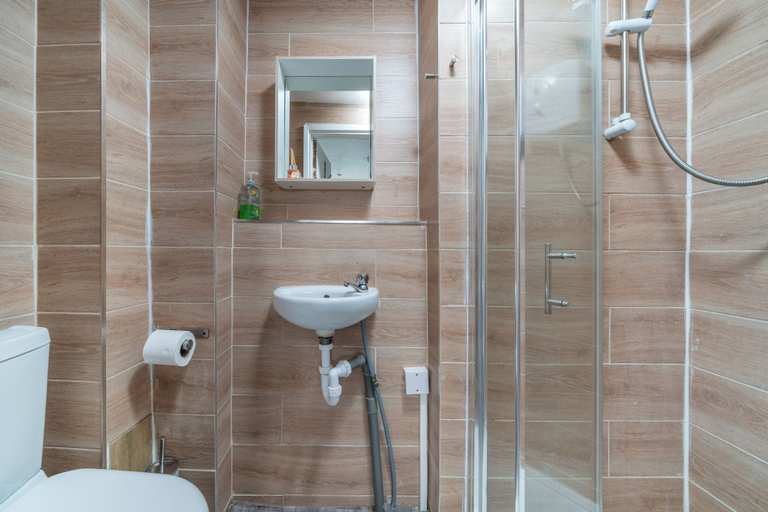 Bathroom, Studio Unit in Chapel Market London, London