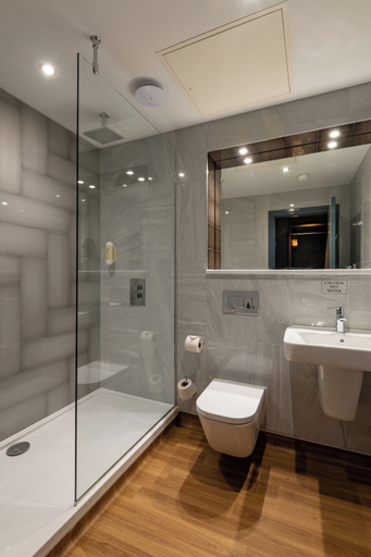 Bathroom 4, The Old Borough by Wetherspoon, Dublin