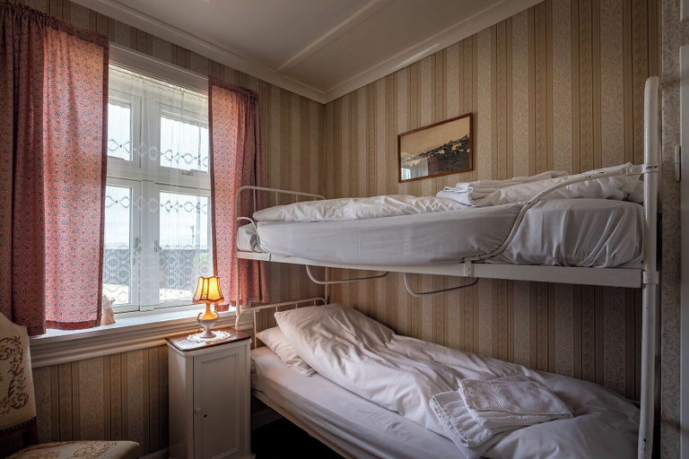 Bedroom 3, Downtown - Retro Decor - Stunning Views - Terrace, Tórshavn