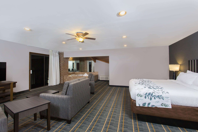 Bedroom 2, Baymont by Wyndham Lancaster, Fairfield