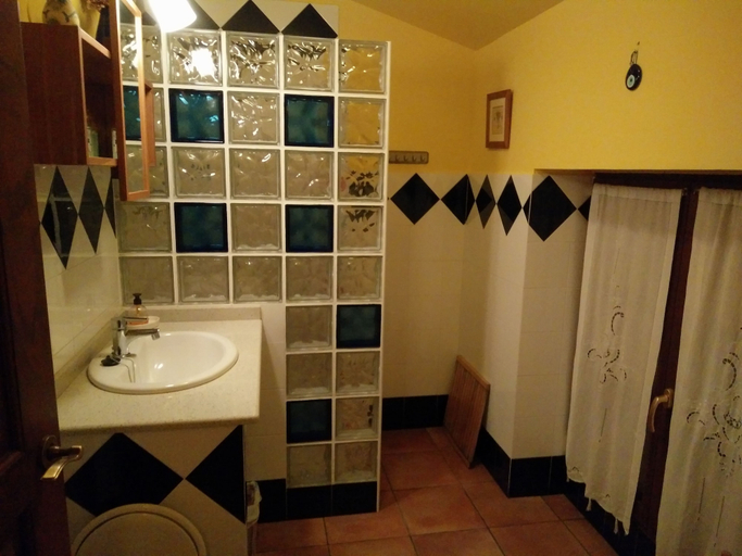 Bathroom 3, La Llosa Rodré, Asturias