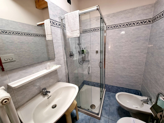 Bathroom 5, Hotel Piz Boè, Trento