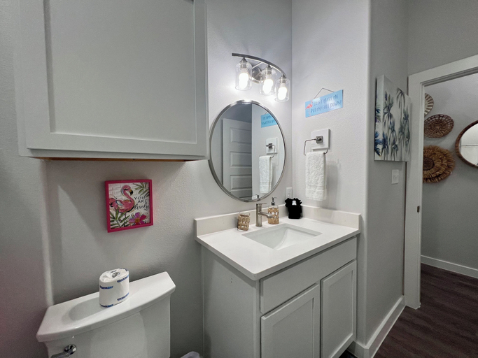 Bathroom 4, Tropic Like It's Hot, Nueces
