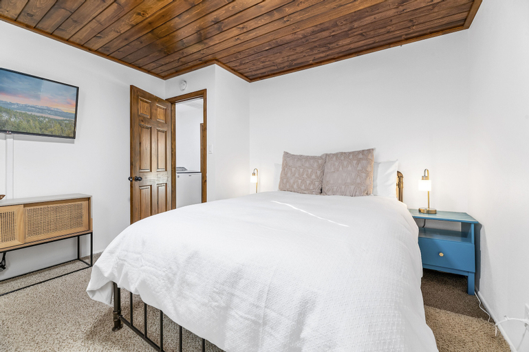 Bedroom 3, Yellow Pine Lodge, San Bernardino