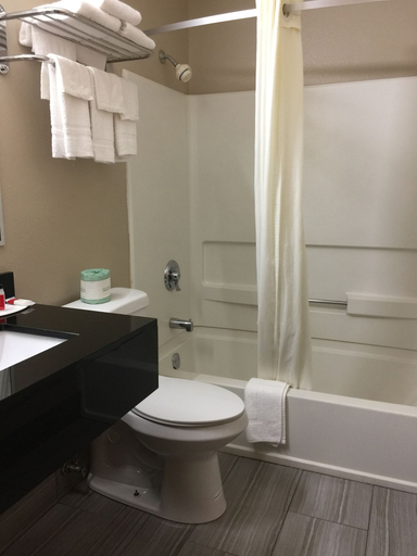 Bathroom 4, Super 8 by Wyndham Mayfield, Graves