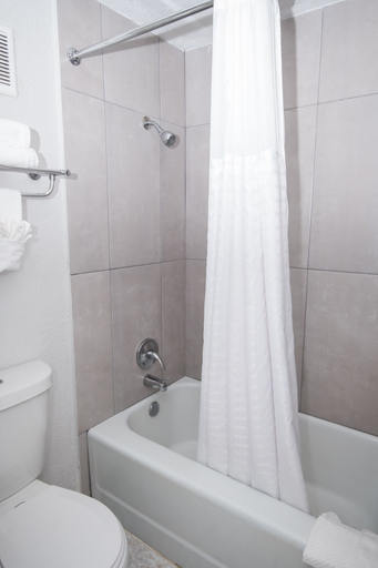 Bathroom 5, Motel 6 – Altamonte Springs, FL, Seminole