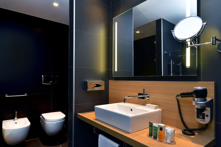 Bathroom 5, Hilton Garden Inn Milan North, Milano