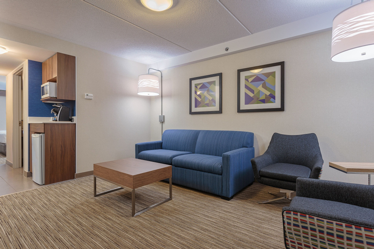 Bedroom 2, Holiday Inn Express & Suites BELLEVILLE, Hastings