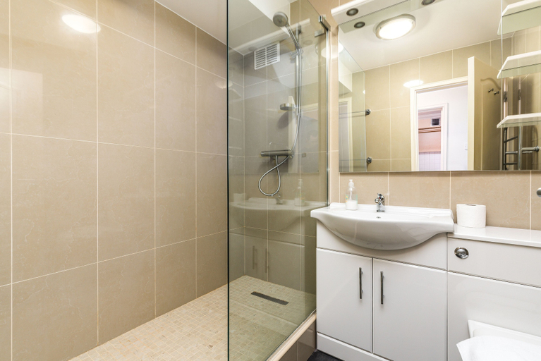 Bathroom, Fitzrovia Apartments by Allô Housing, London
