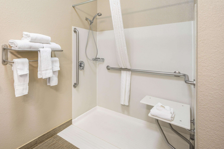 Bathroom 5, La Quinta Inn & Suites by Wyndham Glendive, Dawson
