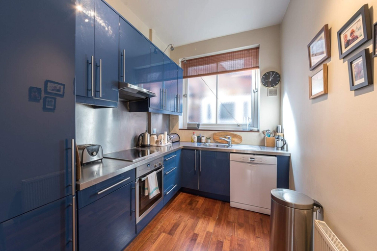 Others 4, Homely 2 Bedroom Victorian Apartment in Hampstead, London