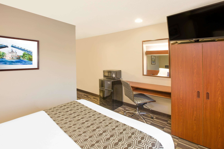 Bedroom 3, Microtel Inn & Suites by Wyndham Manistee, Manistee