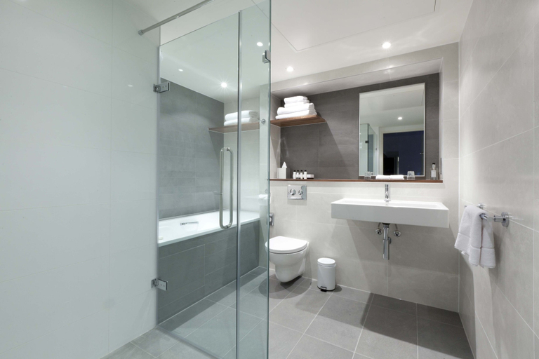Bathroom 5, DoubleTree by Hilton Hotel London -Tower of London, London
