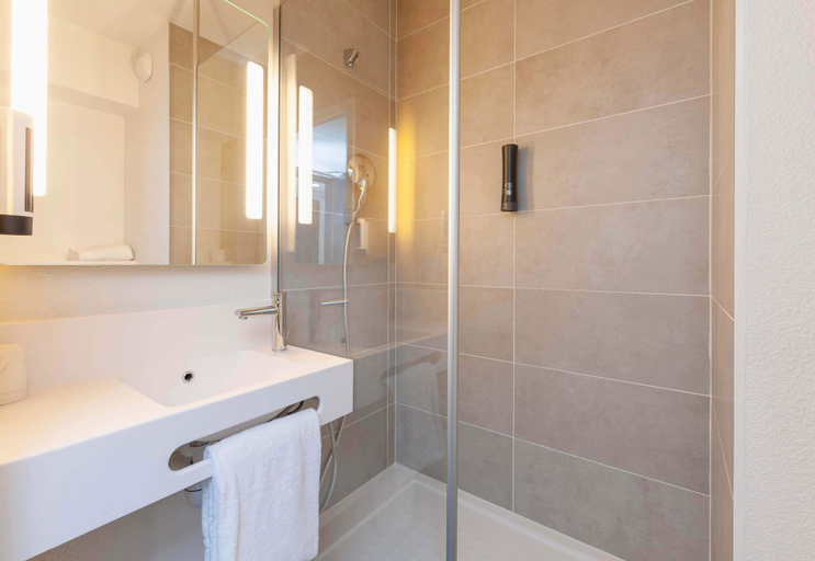 Bathroom 4, B&B HOTEL Saint-Geours-De-Maremne Hossegor, Landes