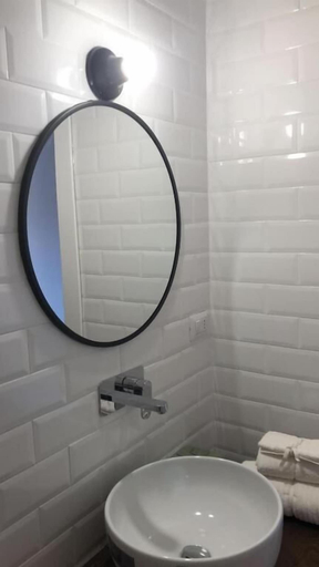 Bathroom 4, chiesa russa, Bari