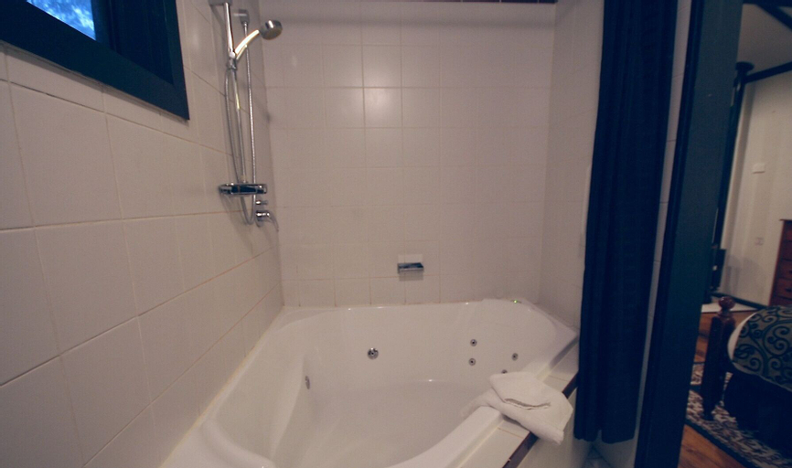 Bathroom 12