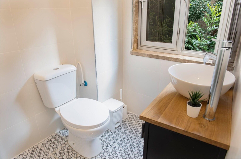Bathroom 3, Aju Ben Yehuda 23