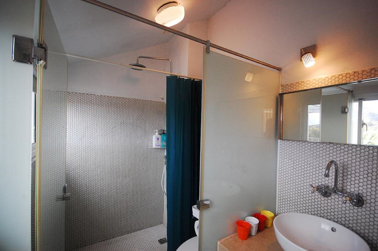 Bathroom 4, Orange Moon Inn, Pingtung