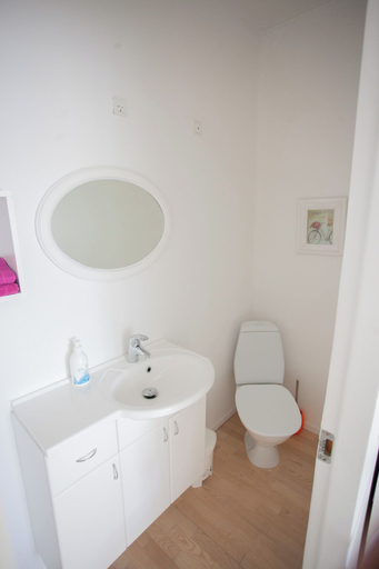 Bathroom 3, Downtown Tórshavn - Large 3 Bedroom Apartment, Tórshavn