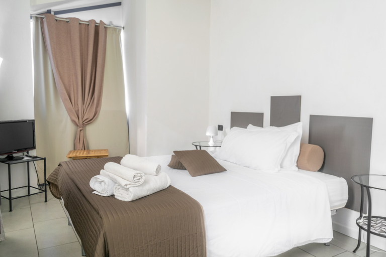 Bedroom 4, Main Street Verona, Verona