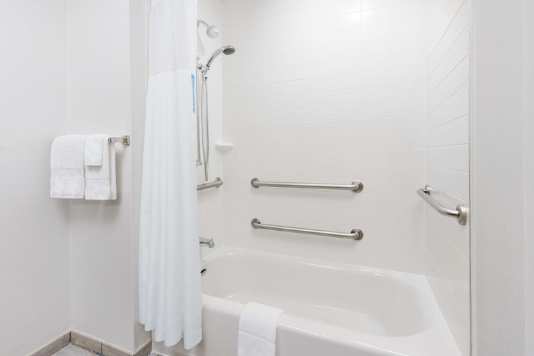 Bathroom 4, Hampton Inn Washington, D.C./White House, Washington D.C.