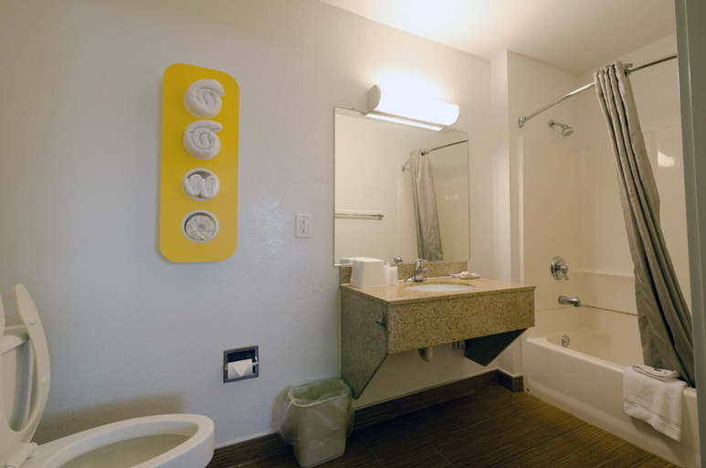 Bathroom 4, Motel 6 Camp Springs, DC - South Camp Springs, Prince George's