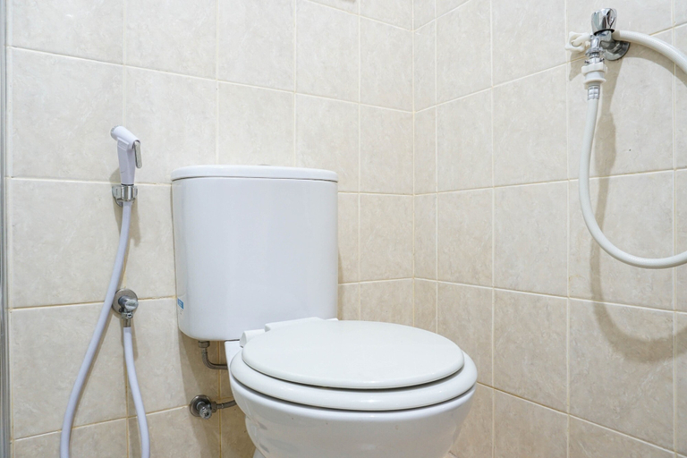 Bathroom 5, Amazing 1BR Apartment at The Wave @ Rasuna Epicentrum By Travelio, Jakarta Selatan