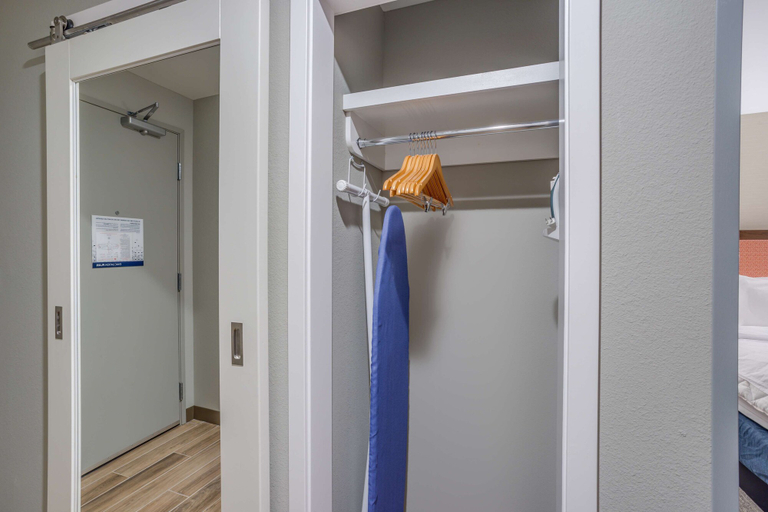 Bedroom 3, Hampton Inn by Hilton Bedford, Lawrence