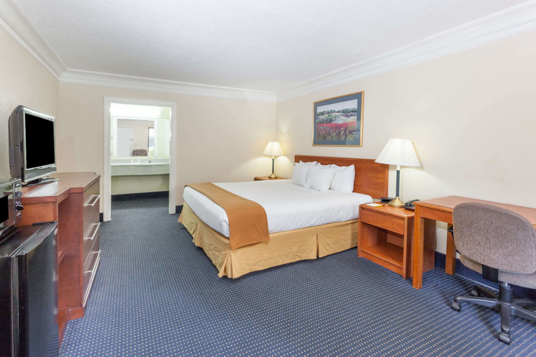 Bedroom 3, Super 8 by Wyndham Dalton/Convention Center Area, Whitfield