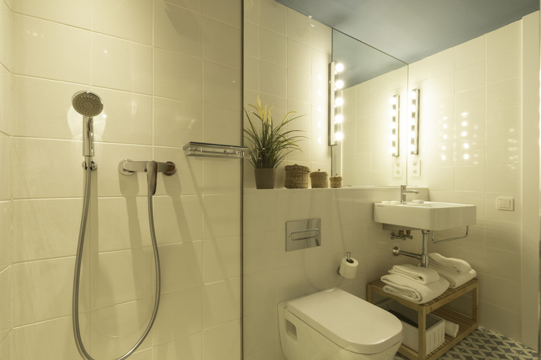 Bathroom 4, Port Plaza Apartments, Tarragona