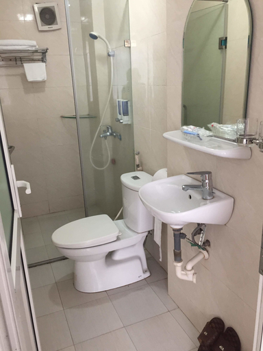 Bathroom 4, New Hotel II, Ba Đình