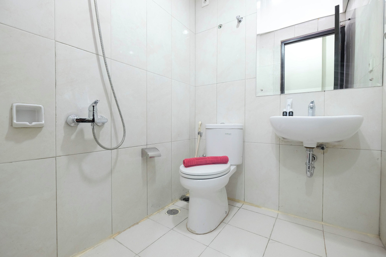 Bathroom 3, Comfort Studio For 4 Pax At Nifarro Park Apartment, Jakarta Selatan