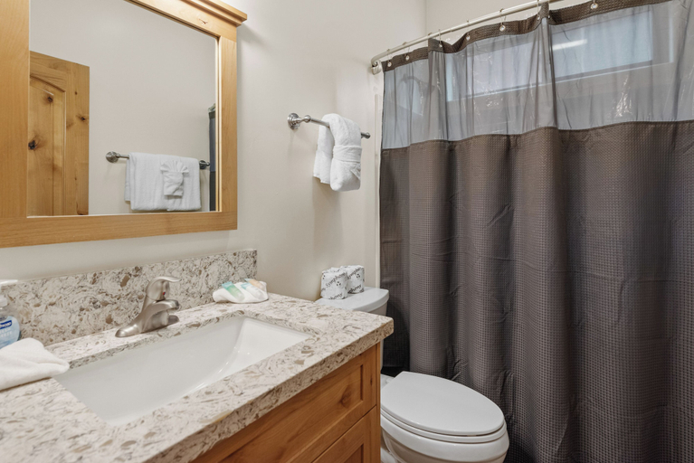 Bathroom 4, Boulder Bay Chalet Lakefront, San Bernardino