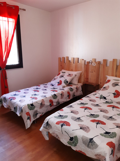 Bedroom 2, SOUS LES PINS, Var