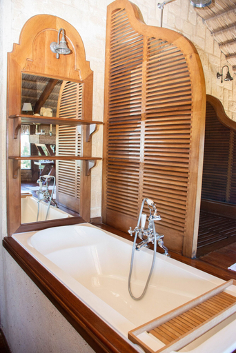 Bathroom 4, Demeure de la Compagnie Générale des Huiles Précieuses, Atsimo-Andrefana