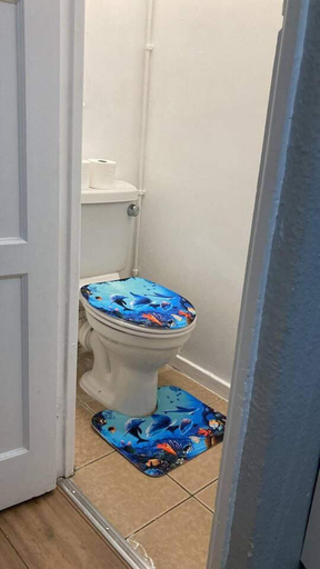 Bathroom 2, Charming Three Bedroom 5 Double Bed Apt in London, London