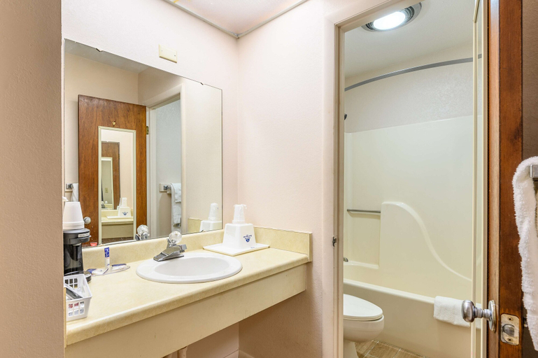 Bathroom 5, Americas Best Value Inn Heflin, Cleburne