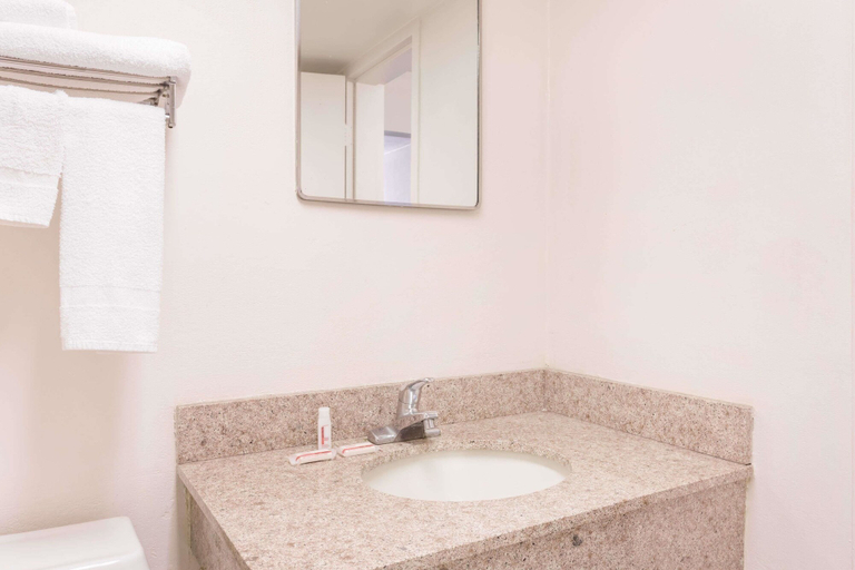 Bathroom 5, Howard Johnson by Wyndham Commerce GA, Banks